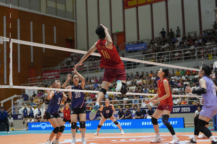 Những cú đập của Bích Tuyền khiến các cầu thủ Hong Kong (Trung Quốc) không thể khắc chế.