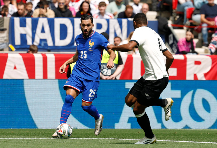 Pháp có 3 tình huống lên bóng trong 10 phút đầu trận nhưng đều bị đối thủ hóa giải dễ dàng.