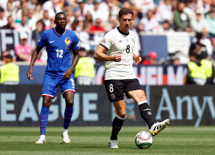 Goretzka và các tiền vệ, hậu vệ Đức luôn sẵn sàng thực hiện những đường chuyền xuyên thẳng trung lộ.