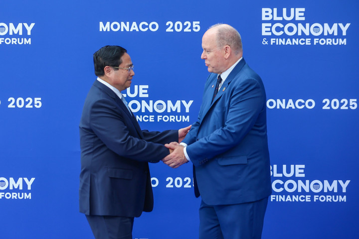 Hoàng thân Monaco Albert II vui mừng đón Thủ tướng Phạm Minh Chính tới dự Diễn đàn Tài chính và Kinh tế xanh trong khuôn khổ Hội nghị UNOC 3. (Ảnh: VGP/Nhật Bắc)