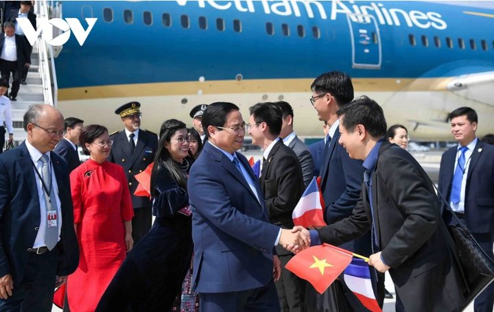 Thủ tướng Chính phủ Phạm Minh Chính và Phu nhân Lê Thị Bích Trân đến Pháp dự Hội nghị Đại dương Liên Hợp Quốc lần thứ 3