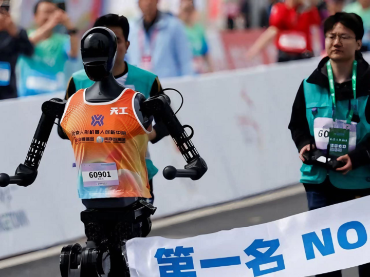 Robot hình người tham gia Giải chạy bán marathon E-Town tại Trung Quốc.