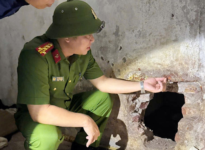 Phòng giam nơi Khiêm và Chúc đục tường trốn trại.