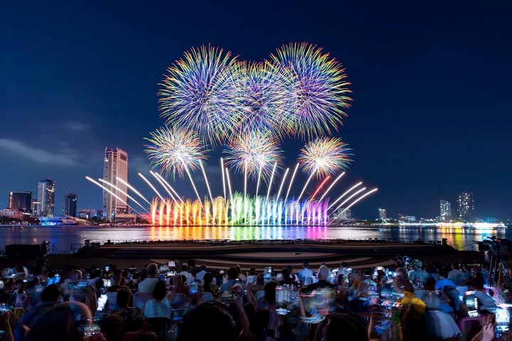 Đêm DIFF 2025 thứ hai: Tuyên ngôn pháo hoa của Z121 Vina Pyrotech Việt Nam - 1