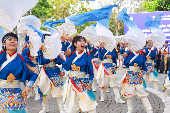 Cuộc thi nhảy Yosakoi với sự tham gia của 12 CLB Yosakoi trên địa bàn Hà Nội.