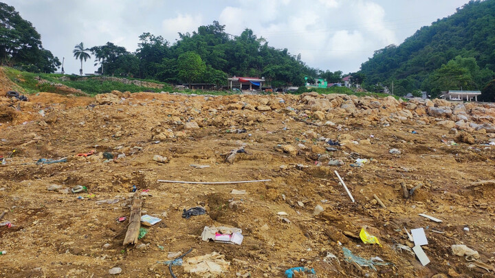 Tương tự, tại xã Hiền Lương, huyện Đà Bắc (Hòa Bình), mực nước vùng lòng hồ xuống thấp để lộ những dải đất, vách đá. (Ảnh: Đặng Tình)