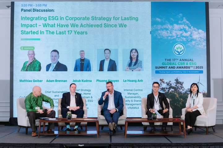 Bà Lê Hoàng Anh - Trưởng bộ phận Kiểm soát nội bộ mảng Quản lý chất lượng và Tiêu chuẩn Vinamilk (ngoài cùng bên phải) - chia sẻ tại Hội nghị CSR & ESG toàn cầu.