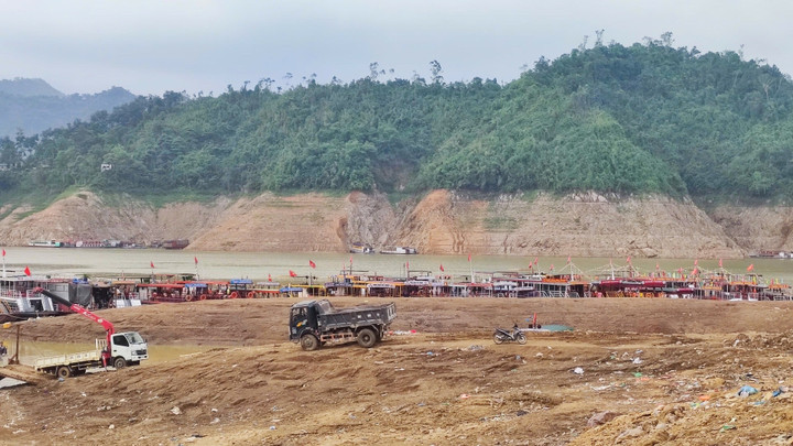 Tại khu vực cảng Bích Hạ, xã Thung Nai, huyện Cao Phong (Hòa Bình) vắng vẻ du khách do mực nước xuống thấp. (Ảnh: Đặng Tình)