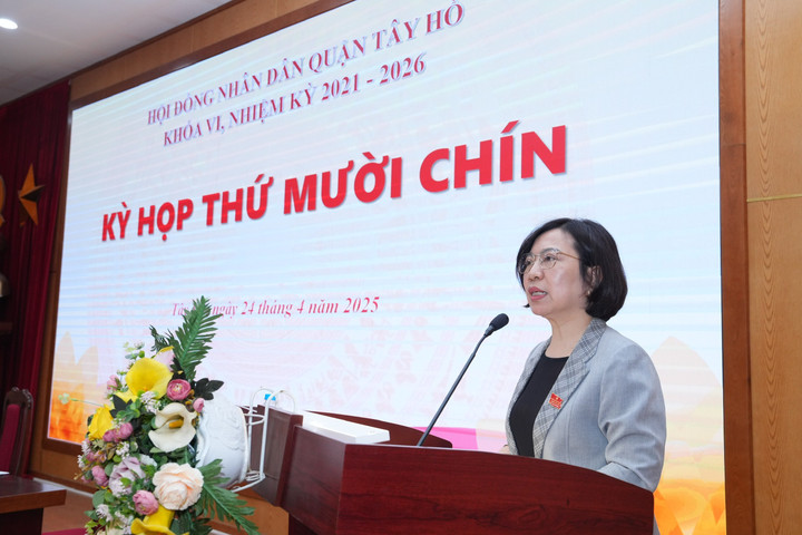 Bà Lê Thị Thu Hằng, Bí thư Quận ủy, Chủ tịch HĐND quận Tây Hồ phát biểu tại kỳ họp.
