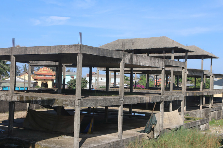 Cảnh rợn người bên trong resort bị bỏ hoang hơn thập kỷ ven đầm phá Tam Giang