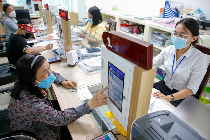 Người dân đánh giá sự hài lòng đối với cán bộ, công chức trực tiếp xử lý hồ sơ hành chính. (Ảnh: Hoàng Triều)