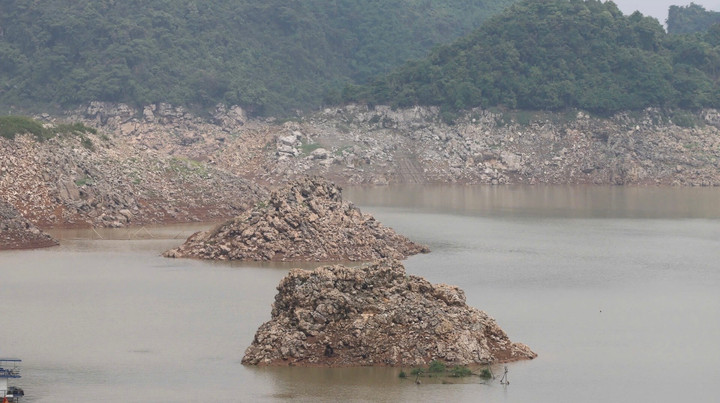 Mực nước giảm, nhiều khu vực trơ đáy khiến cuộc sống người dân bị ảnh hưởng. (Ảnh: Đặng Tình)