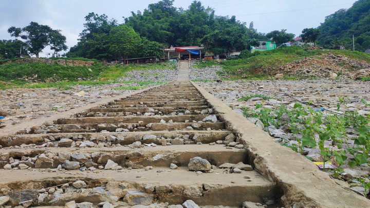 Bà Bùi Thị Hà, chủ quán nước tại cảng Thung Nai chia sẻ: “Quán thường xuyên đóng cửa do vắng khách, trong khi mọi năm mùa này khách đông, tàu ra vào tấp nập”. (Ảnh: Đặng Tình)