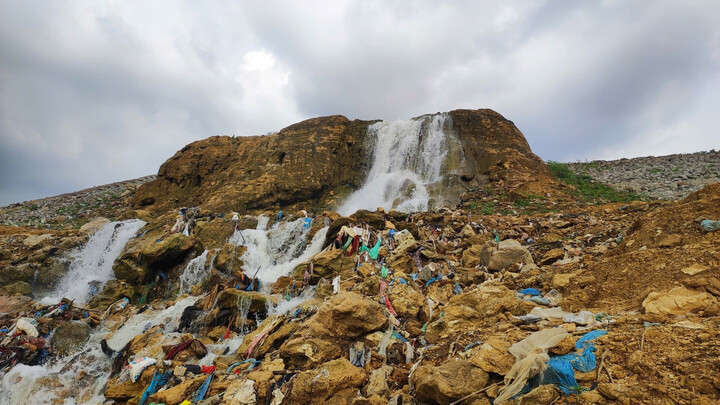 Ông Bùi Văn Kỳ, Chủ tịch UBND xã Hiền Lương thông tin thêm, tình trạng này đang gây ảnh hưởng nghiêm trọng đến đời sống và sản xuất của người dân địa phương. "Trước tình hình đó, chính quyền xã đã chủ động khuyến cáo người dân sử dụng nguồn nước tiết kiệm, hợp lý. Đồng thời, bà con cũng được vận động chuyển hướng sang các hoạt động kinh tế phụ như trồng rau màu trên các bãi đất mới lộ ra, hoặc khai thác tài nguyên sẵn có một cách bền vững", ông Kỳ nói. (Ảnh: Đặng Tình)