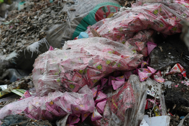 Núi bánh kẹo lại bị xả thải giữa đường, lãnh đạo xã La Phù nói gì?