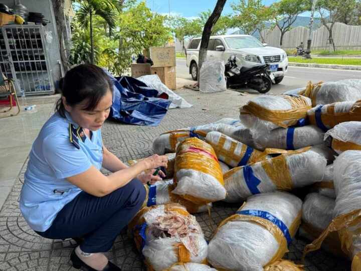 700kg mực khô bị vứt bỏ trên vỉa hè ở Đà Nẵng