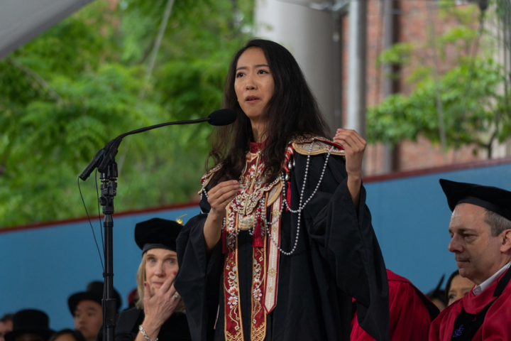 Yurong “Luanna” Jiang និយាយនៅ Harvard ។ (រូបថត៖ The Harvard Crimson)