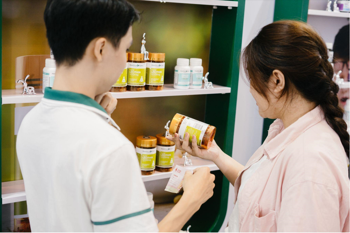 Nhân viên của Healthy Care tư vấn sản phẩm cho khách hàng.