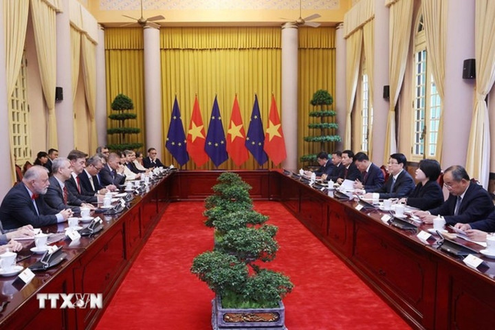 Chủ tịch nước Lương Cường tiếp đại sứ, đại biện các nước thành viên Liên minh châu Âu tại Việt Nam. (Ảnh: Lâm Khánh/TTXVN)