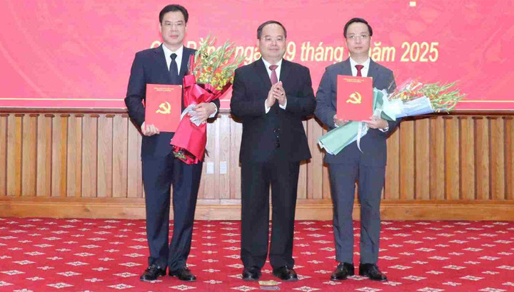 Bí thư Tỉnh ủy Quản Minh Cường trao quyết định và tặng hoa chúc mừng các Phó Bí thư Tỉnh ủy Vũ Hồng Quang (trái) và Lê Hải Hòa (phải).