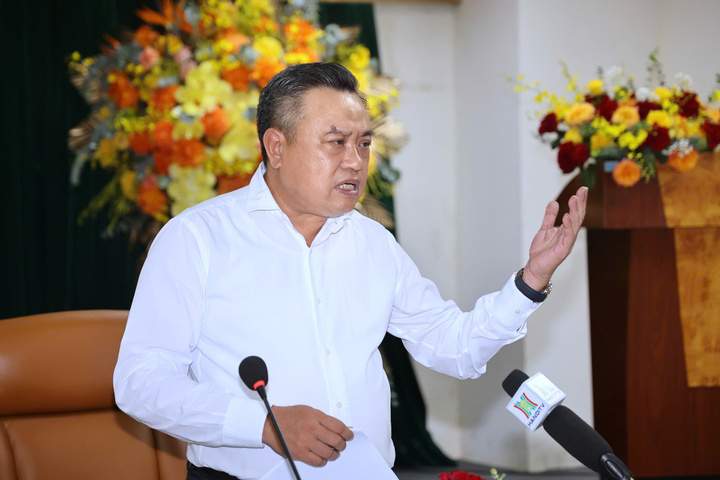Chủ tịch UBND TP Hà Nội Trần Sỹ Thanh chỉ đạo tại buổi làm việc.