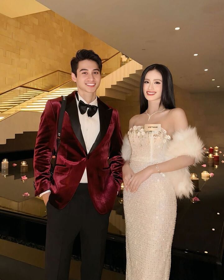Thời gian gần đây, cô vướng tin đồn hẹn hò nam vương Tuấn Ngọc.