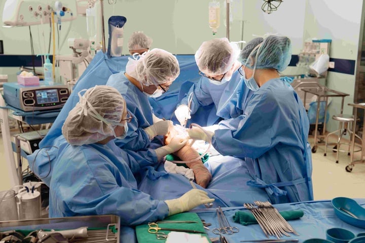 Vinmec thực hiện thành công ca phẫu thuật thay toàn bộ xương đùi cho bệnh nhi nhỏ tuổi nhất thế giới bằng công nghệ in 3D.