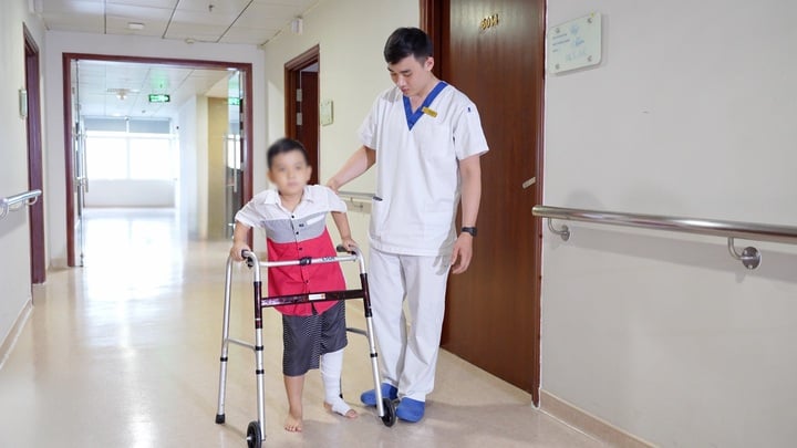 Hậu phẫu, bệnh nhân hồi phục tốt, bước đi với hỗ trợ vật lý trị liệu, hoàn toàn không có biến chứng nhiễm trùng hay thải ghép.