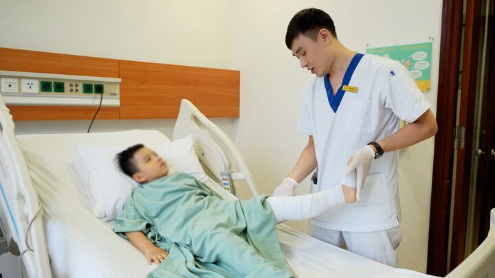 Bé Minh Đức tập phục hồi chức năng sau ca mổ.