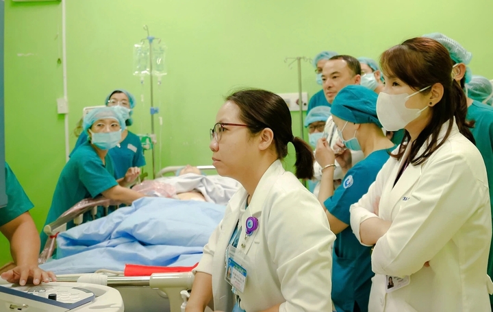 Bác sĩ Singapore ngưỡng mộ ca can thiệp tim bào thai của 2 bệnh viện TP.HCM