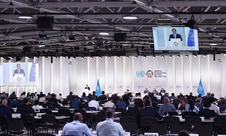 Thủ tướng Phạm Minh Chính phát biểu tại phiên toàn thể của Hội nghị cấp cao về đại dương của Liên hợp quốc lần thứ 3 (UNOC 3). (Ảnh: VGP/Nhật Bắc)