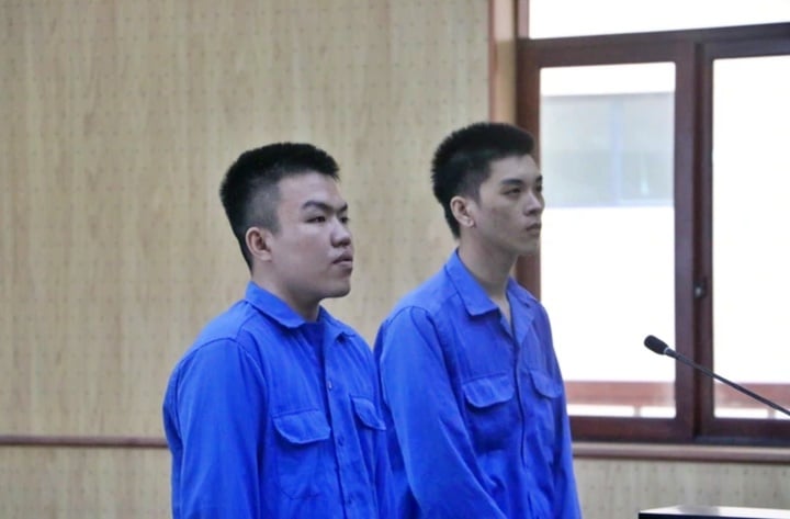 Bị cáo Võ Thành Long (bên phải) và Vũ Thành Huy tại phiên xét xử sơ thẩm.