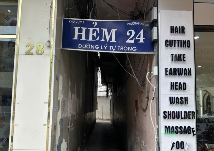 Hẻm 24 dẫn vào trụ sở Công ty cổ phần Mekolor ở Cần Thơ.