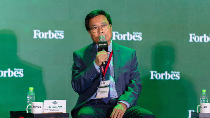 Ông Lê Hoàng Minh chia sẻ về quá trình ứng dụng công nghệ để chuyển đổi xanh tại Hội thảo Phát triển bền vững của Forbes Việt Nam 2025.