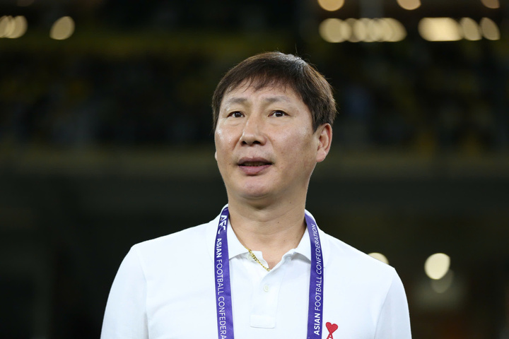 HLV Kim Sang-sik gây bất ngờ.