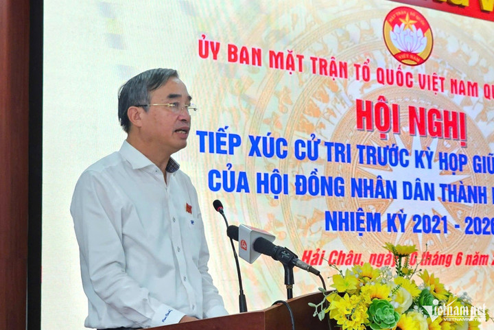 Ông Lê Trung Chinh phát biểu tại buổi tiếp xúc cử tri.