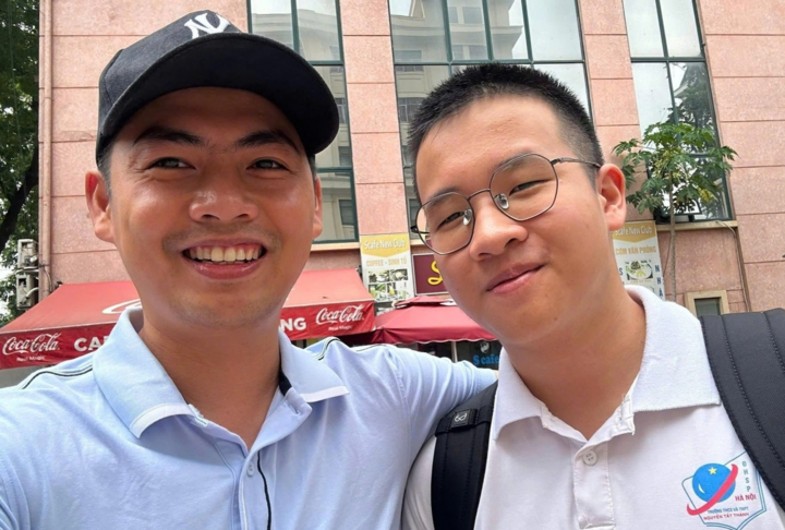 Bùi Nhật Minh và thầy Võ Quốc Bá Cẩn (trái). (Ảnh: NVCC)
