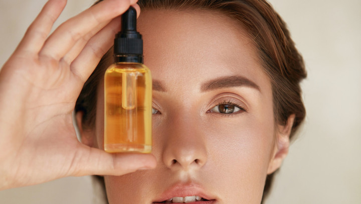 Serum là một trong những loại mỹ phẩm không thể thiếu trong quá trình dưỡng da. (Ảnh: The list)