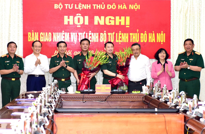 Đại tướng Phan Văn Giang và Bí thư Thành uỷ Hà Nội Bùi Thị Minh Hoài cùng các đại biểu tặng hoa chúc mừng Trung tướng Nguyễn Quốc Duyệt và Thiếu tướng Đào Văn Nhận. (Ảnh: Viết Thành/Hà Nội Mới)