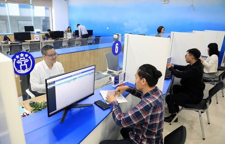 Người dân giải quyết thủ tục hành chính tại Trung tâm Phục vụ hành chính công Tây Hồ (Hà Nội).