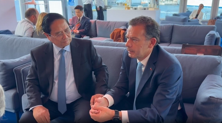 Thủ tướng Phạm Minh Chính gặp Thủ tướng Bồ Đào Nha Luis Montenegro. (Ảnh: TTXVN)