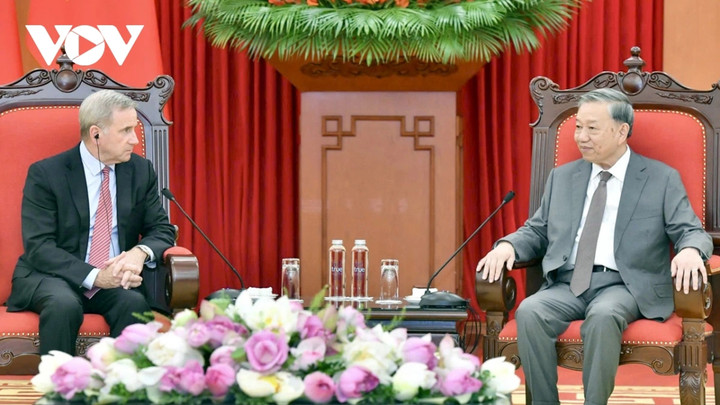 Tổng Bí thư Tô Lâm tiếp ông Alex Rogers, Chủ tịch phụ trách Quản trị toàn cầu, Tập đoàn Qualcomm.