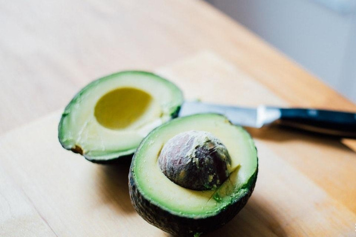 Cách ăn bơ không đúng sẽ ảnh hưởng tới dinh dưỡng và hương vị của bơ. (Ảnh: Sohu)