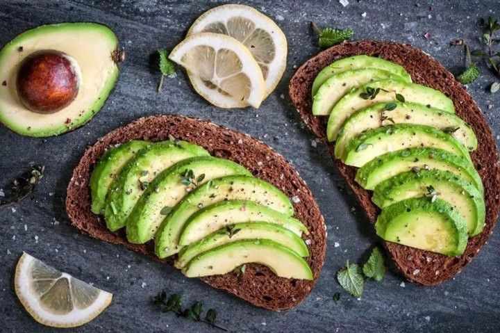 Cách ăn bơ kết hợp với bánh mì đen rất thích hợp cho người muốn giảm cân. (Ảnh: Sohu)