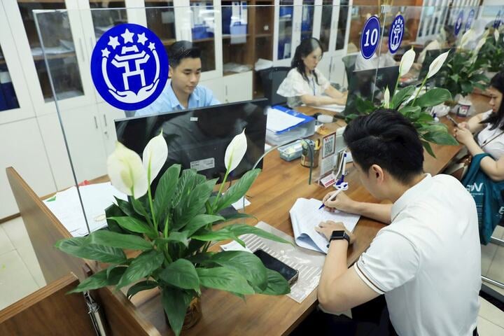 Người dân làm thủ tục hành chính tại Trung tâm Phục vụ hành chính côngthành phố Hà Nội. (Ảnh: Hanoimoi)
