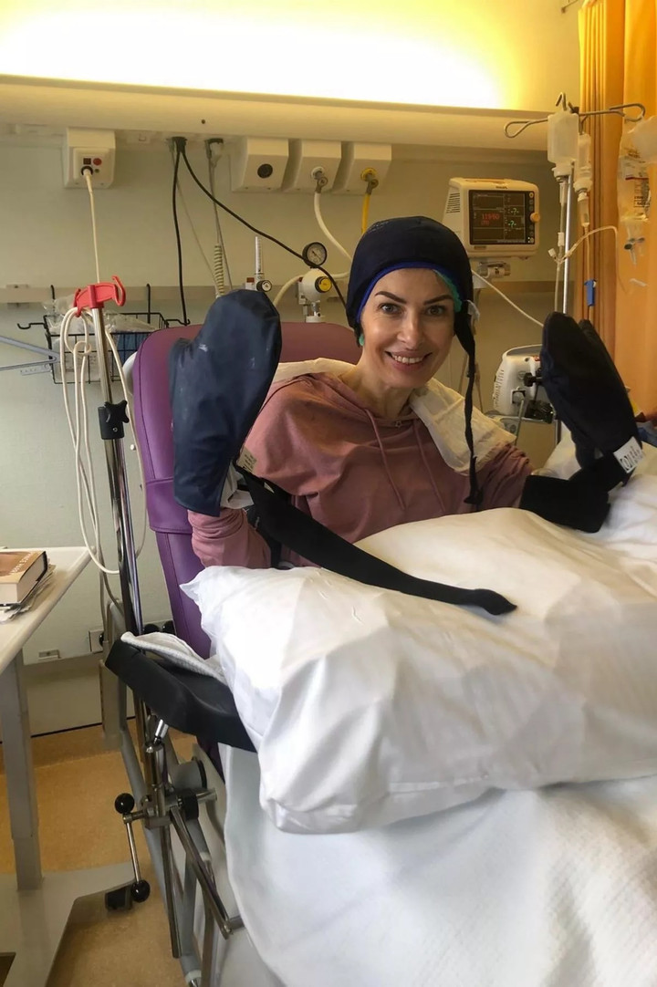 Liz đã phẫu thuật cắt bỏ cả hai bên vú.