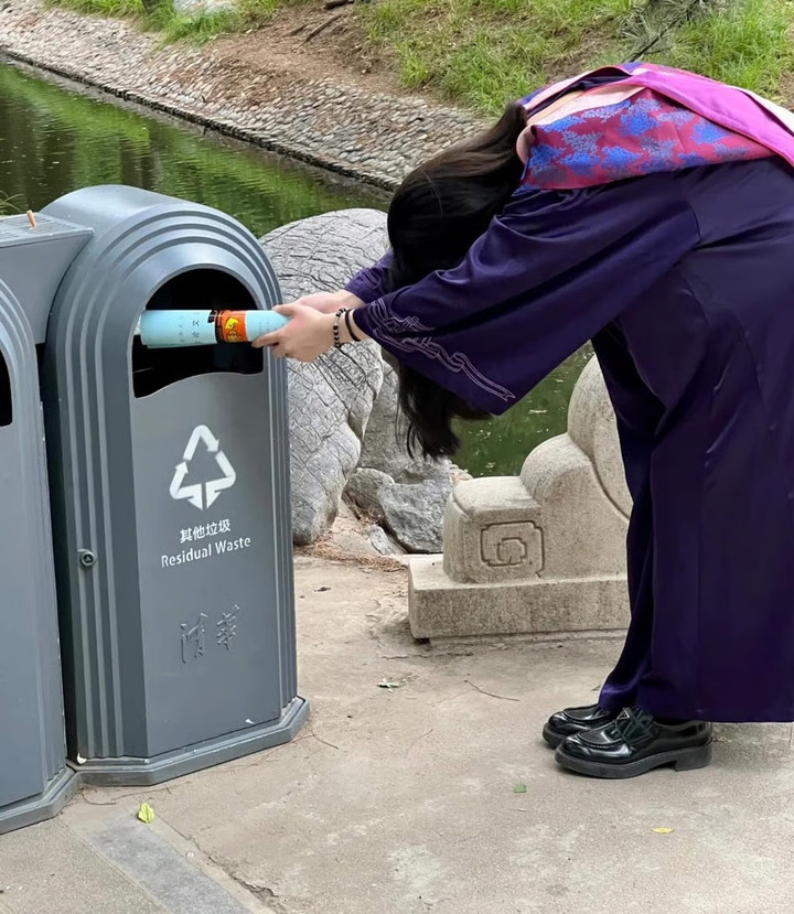 Một số người trẻ tự giễu thành tích học tập kém nổi bật của mình bằng cách tạo dáng chụp ảnh vứt bằng tốt nghiệp vào thùng rác. (Ảnh: Instagram/@radii_media)