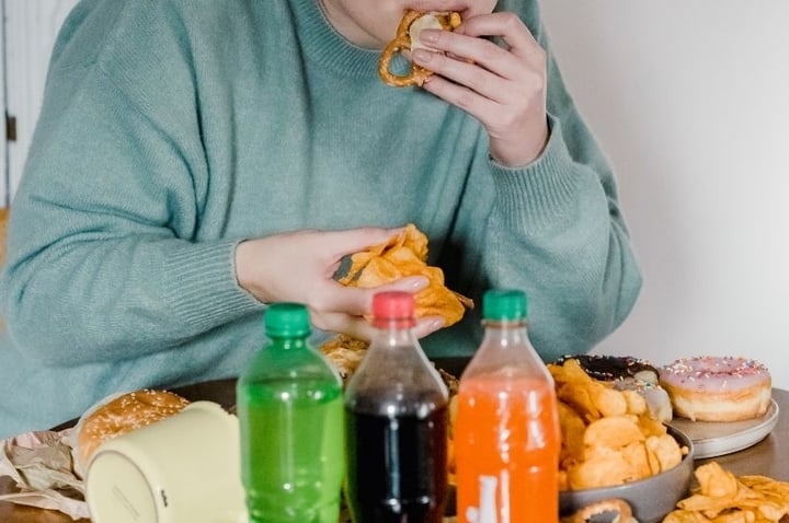 Đồ ngọt không chỉ là "thủ phạm" gây tăng cân và tiểu đường, mà còn là kẻ thù thầm lặng của thận. (Ảnh minh hoạ)