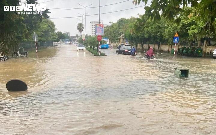 Mưa lớn khiến một số tuyến đường ở trung tâm TP Huế bị ngập úng cục bộ vào rạng sáng 11/6, hiện nước đã rút. (Ảnh: Nguyễn Phước Đạt)