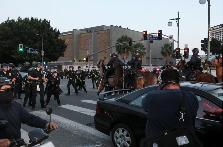 Các thành viên của lực lượng thực thi pháp luật trấn áp các cuộc biểu tình phản đối chiến dịch truy quét người nhập cư liên bang vẫn tiếp diễn. (Ảnh: Reuters)